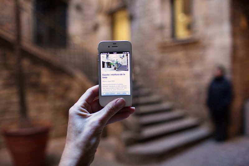 <div class='imageHoverDetail'>
             <p class='imageHoverTitle twoLineBreak'>Aplicació del mòbil amb informació sobre patrimoni històric de la ciutat</p>
             <p class='imageHoverAutor oneLineBreak'>Autor: Paola de Grenet</p>
             <button class='imageHoverBtn'>Mostra els detalls de la imatge <span class='sr-only'>Aplicació del mòbil amb informació sobre patrimoni històric de la ciutat</span></button>
             </div>