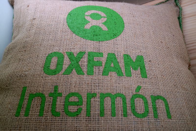 <div class='imageHoverDetail'>
             <p class='imageHoverTitle twoLineBreak'>Botiga Oxfam Intermón. Logotip</p>
             <p class='imageHoverAutor oneLineBreak'>Autor: Vicente Zambrano González</p>
             <button class='imageHoverBtn'>Mostra els detalls de la imatge <span class='sr-only'>Botiga Oxfam Intermón. Logotip</span></button>
             </div>