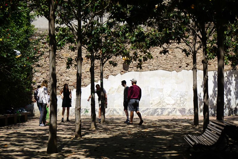 <div class='imageHoverDetail'>
             <p class='imageHoverTitle twoLineBreak'>Jardins de la Torre de les Aigües. Joves visitant el parc</p>
             <p class='imageHoverAutor oneLineBreak'>Autor: Vicente Zambrano González</p>
             <button class='imageHoverBtn'>Mostra els detalls de la imatge <span class='sr-only'>Jardins de la Torre de les Aigües. Joves visitant el parc</span></button>
             </div>