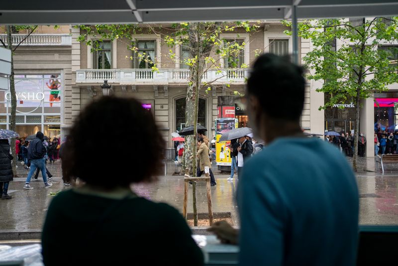 <div class='imageHoverDetail'>
             <p class='imageHoverTitle twoLineBreak'>Gent aixoplugant-se de la pluja al passeig de Gràcia durant la Diada de Sant ...</p>
             <p class='imageHoverAutor oneLineBreak'>Autor: Isaac Planella</p>
             <button class='imageHoverBtn'>Mostra els detalls de la imatge <span class='sr-only'>Gent aixoplugant-se de la pluja al passeig de Gràcia durant la Diada de Sant ...</span></button>
             </div>