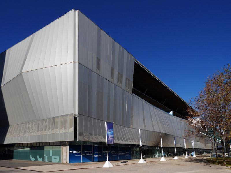 <div class='imageHoverDetail'>
             <p class='imageHoverTitle twoLineBreak'>Exterior del Centre de Convencions Internacional</p>
             <p class='imageHoverAutor oneLineBreak'>Autor: Vicente Zambrano</p>
             <button class='imageHoverBtn'>Mostra els detalls de la imatge <span class='sr-only'>Exterior del Centre de Convencions Internacional</span></button>
             </div>