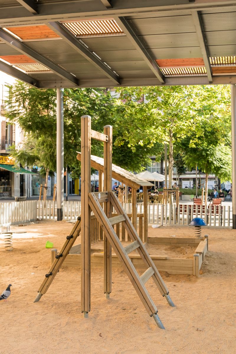 <div class='imageHoverDetail'>
             <p class='imageHoverTitle twoLineBreak'>Àrea de jocs infantils sota la pèrgola</p>
             <p class='imageHoverAutor oneLineBreak'>Autor: Sebastià Rambla</p>
             <button class='imageHoverBtn'>Mostra els detalls de la imatge <span class='sr-only'>Àrea de jocs infantils sota la pèrgola</span></button>
             </div>