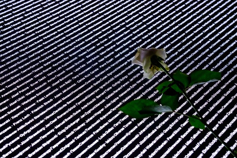 
             Memorial del camp on apareixen els noms de totes les víctimes assassinades a ...
             Autor: Laura Guerrero
             Mostra els detalls de la imatge Memorial del camp on apareixen els noms de totes les víctimes assassinades a ...
             