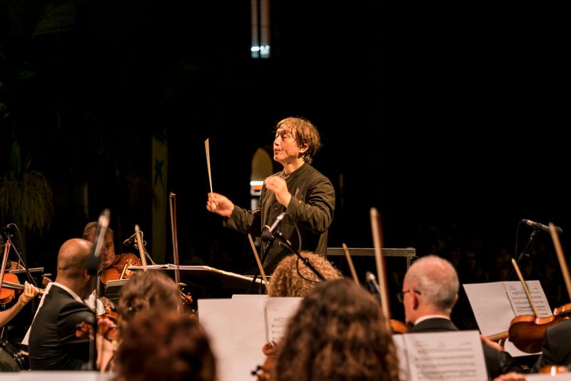 <div class='imageHoverDetail'>
             <p class='imageHoverTitle twoLineBreak'>La Mercè als barris. Director de l'Orquestra de l'Auditori a l'espectacle de ...</p>
             <p class='imageHoverAutor oneLineBreak'>Autor: Carlota Serarols</p>
             <button class='imageHoverBtn'>Mostra els detalls de la imatge <span class='sr-only'>La Mercè als barris. Director de l'Orquestra de l'Auditori a l'espectacle de ...</span></button>
             </div>