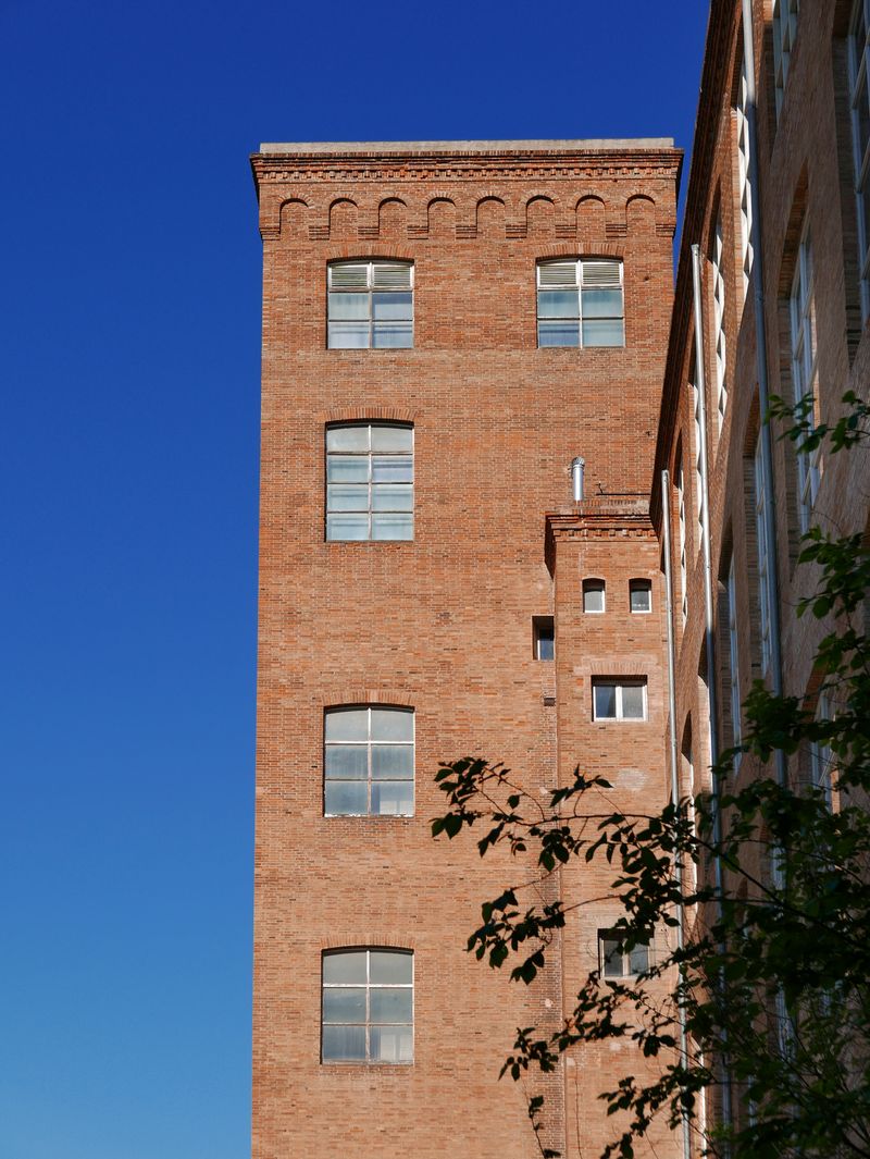 <div class='imageHoverDetail'>
             <p class='imageHoverTitle twoLineBreak'>Exterior de la fàbrica de creació Fabra i Coats</p>
             <p class='imageHoverAutor oneLineBreak'>Autor: Vicente Zambrano</p>
             <button class='imageHoverBtn'>Mostra els detalls de la imatge <span class='sr-only'>Exterior de la fàbrica de creació Fabra i Coats</span></button>
             </div>