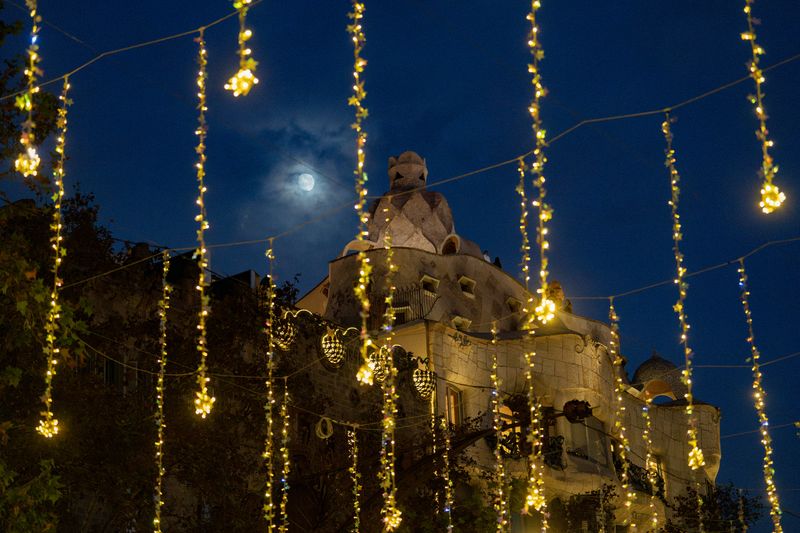 <div class='imageHoverDetail'>
             <p class='imageHoverTitle twoLineBreak'>Llums de Nadal del passeig de Gràcia. De fons, la Pedrera - Casa Milà</p>
             <p class='imageHoverAutor oneLineBreak'>Autor: Laura Guerrero</p>
             <button class='imageHoverBtn'>Mostra els detalls de la imatge <span class='sr-only'>Llums de Nadal del passeig de Gràcia. De fons, la Pedrera - Casa Milà</span></button>
             </div>