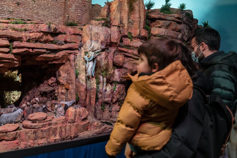 <div class='imageHoverDetail'>
             <p class='imageHoverTitle twoLineBreak'>Un grup de visitants mira l’escena de l’anunciació de l’àngel als pastors del...</p>
             <p class='imageHoverAutor oneLineBreak'>Autor: Laura Guerrero</p>
             <button class='imageHoverBtn'>Mostra els detalls de la imatge <span class='sr-only'>Un grup de visitants mira l’escena de l’anunciació de l’àngel als pastors del...</span></button>
             </div>