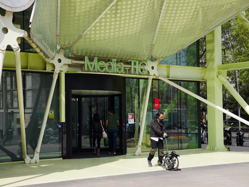 <div class='imageHoverDetail'>
             <p class='imageHoverTitle twoLineBreak'>Entrada a l'Edifici MediaTIC</p>
             <p class='imageHoverAutor oneLineBreak'>Autor: Vicente Zambrano</p>
             <button class='imageHoverBtn'>Mostra els detalls de la imatge <span class='sr-only'>Entrada a l'Edifici MediaTIC</span></button>
             </div>