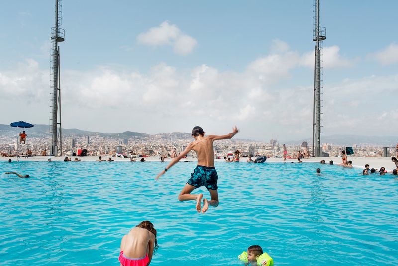 
             Piscines Municipals de Montjuïc. Nens saltant a la piscina i un nen amb flota...
             Autor: Paola de Grenet
             Mostra els detalls de la imatge Piscines Municipals de Montjuïc. Nens saltant a la piscina i un nen amb flota...
             