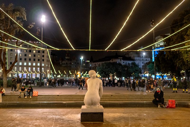
             Una nena s’amaga darrere de l’estàtua de La deessa de la plaça de Catalunya, ...
             Autor: Laura Guerrero
             Mostra els detalls de la imatge Una nena s’amaga darrere de l’estàtua de La deessa de la plaça de Catalunya, ...
             