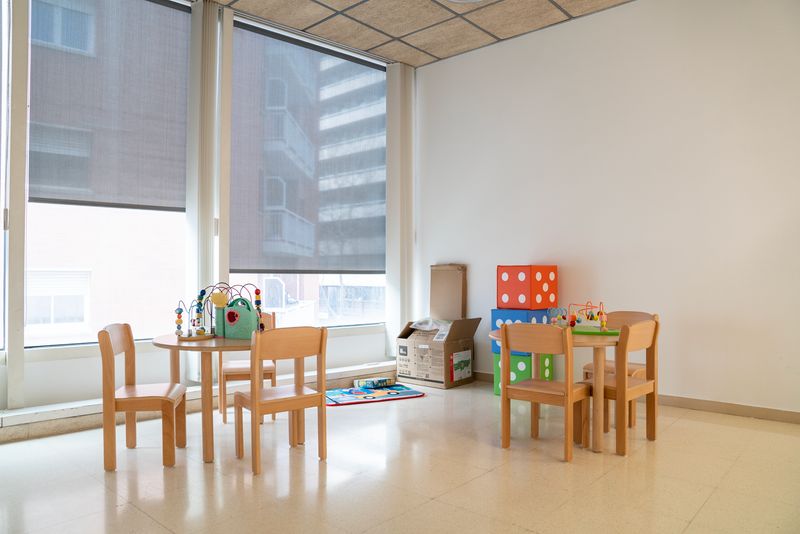 <div class='imageHoverDetail'>
             <p class='imageHoverTitle twoLineBreak'>Una de les sales del Servei d'Atenció a Immigrants, Emigrants i Refugiats (SA...</p>
             <p class='imageHoverAutor oneLineBreak'>Autor: Mariona Gil</p>
             <button class='imageHoverBtn'>Mostra els detalls de la imatge <span class='sr-only'>Una de les sales del Servei d'Atenció a Immigrants, Emigrants i Refugiats (SA...</span></button>
             </div>