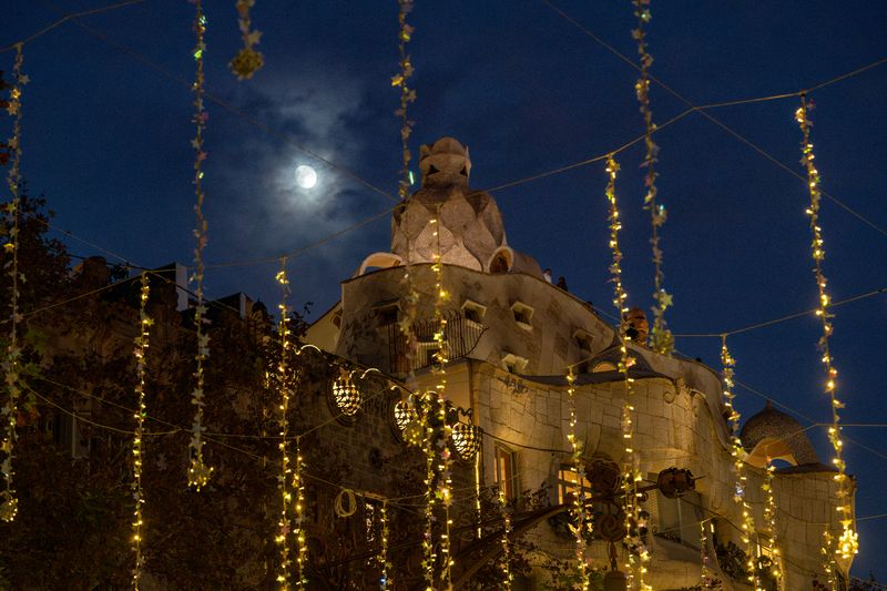 <div class='imageHoverDetail'>
             <p class='imageHoverTitle twoLineBreak'>Llums de Nadal del passeig de Gràcia. De fons, la Pedrera - Casa Milà</p>
             <p class='imageHoverAutor oneLineBreak'>Autor: Laura Guerrero</p>
             <button class='imageHoverBtn'>Mostra els detalls de la imatge <span class='sr-only'>Llums de Nadal del passeig de Gràcia. De fons, la Pedrera - Casa Milà</span></button>
             </div>