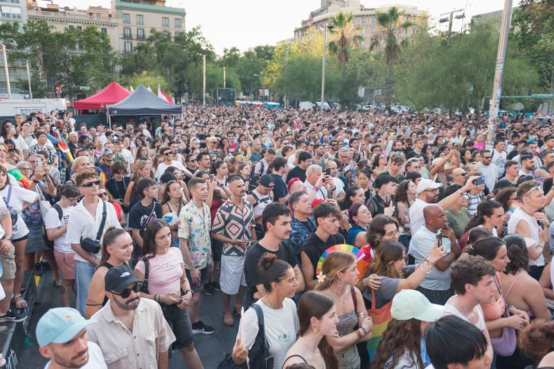 
             Públic assistent al pregó del Pride Barcelona 2025
             Autor: Ceci Fimia
             Mostra els detalls de la imatge Públic assistent al pregó del Pride Barcelona 2025
             