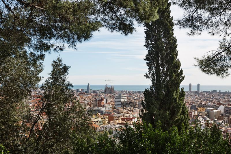 <div class='imageHoverDetail'>
             <p class='imageHoverTitle twoLineBreak'>Vistes de Barcelona des dels Jardins del Turó del Putxet</p>
             <p class='imageHoverAutor oneLineBreak'>Autor: Paola de Grenet</p>
             <button class='imageHoverBtn'>Mostra els detalls de la imatge <span class='sr-only'>Vistes de Barcelona des dels Jardins del Turó del Putxet</span></button>
             </div>