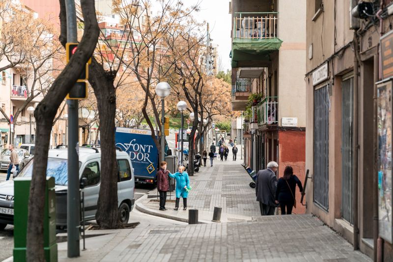 <div class='imageHoverDetail'>
             <p class='imageHoverTitle twoLineBreak'>Gent passejant pel carrer de la Mina de la Ciutat, on s’ha fet una reurbanitz...</p>
             <p class='imageHoverAutor oneLineBreak'>Autor: Sebastià Rambla</p>
             <button class='imageHoverBtn'>Mostra els detalls de la imatge <span class='sr-only'>Gent passejant pel carrer de la Mina de la Ciutat, on s’ha fet una reurbanitz...</span></button>
             </div>