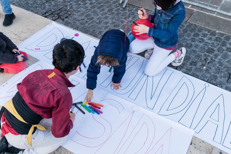 
             Nens dels castellers dibuixant un cartell del Dia Mundial contra la SIDA
             Autor: Clara Soler Chopo
             Mostra els detalls de la imatge Nens dels castellers dibuixant un cartell del Dia Mundial contra la SIDA
             