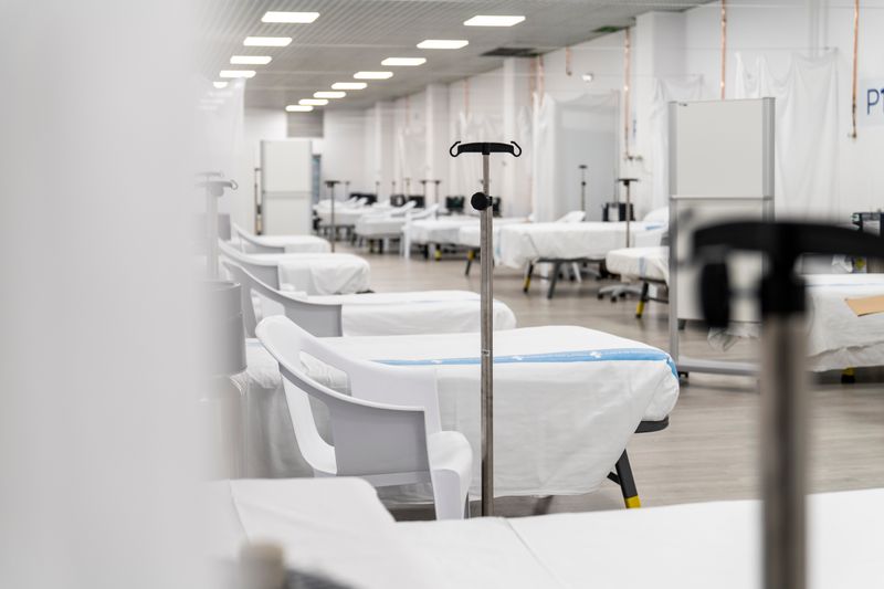 <div class='imageHoverDetail'>
             <p class='imageHoverTitle twoLineBreak'>Sala del Pavelló Salut Vall d’Hebron amb llits, bases per a bosses de sèrum i...</p>
             <p class='imageHoverAutor oneLineBreak'>Autor: Isaac Planella</p>
             <button class='imageHoverBtn'>Mostra els detalls de la imatge <span class='sr-only'>Sala del Pavelló Salut Vall d’Hebron amb llits, bases per a bosses de sèrum i...</span></button>
             </div>