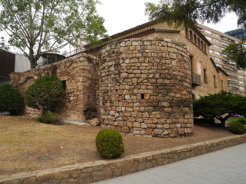 <div class='imageHoverDetail'>
             <p class='imageHoverTitle twoLineBreak'>Masia Torre Rodona. Can Vinyals de la Torre</p>
             <p class='imageHoverAutor oneLineBreak'>Autor: Vicente Zambrano González</p>
             <button class='imageHoverBtn'>Mostra els detalls de la imatge <span class='sr-only'>Masia Torre Rodona. Can Vinyals de la Torre</span></button>
             </div>