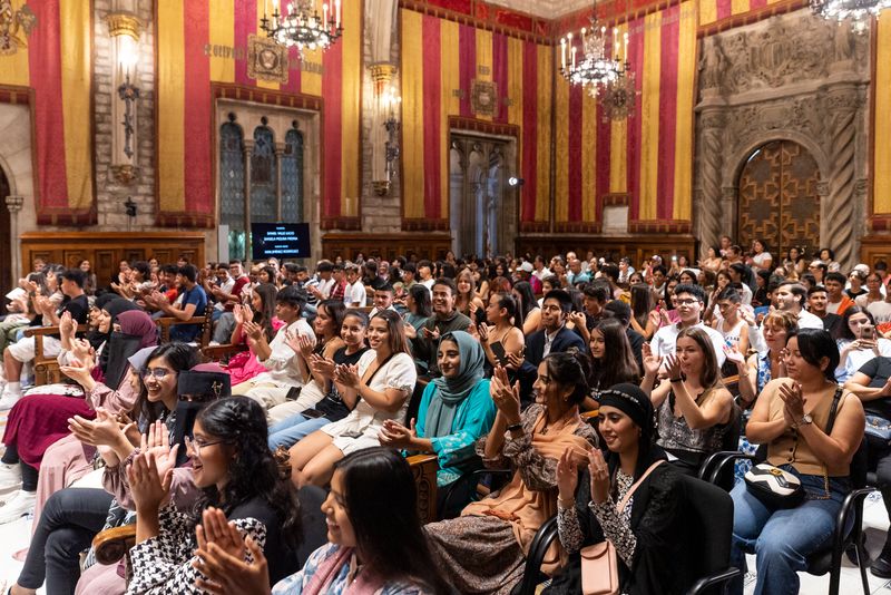
             Pla general del jovent assistent a l’acte de lliurament de diplomes del progr...
             Autor: Mariona Gil
             Mostra els detalls de la imatge Pla general del jovent assistent a l’acte de lliurament de diplomes del progr...
             