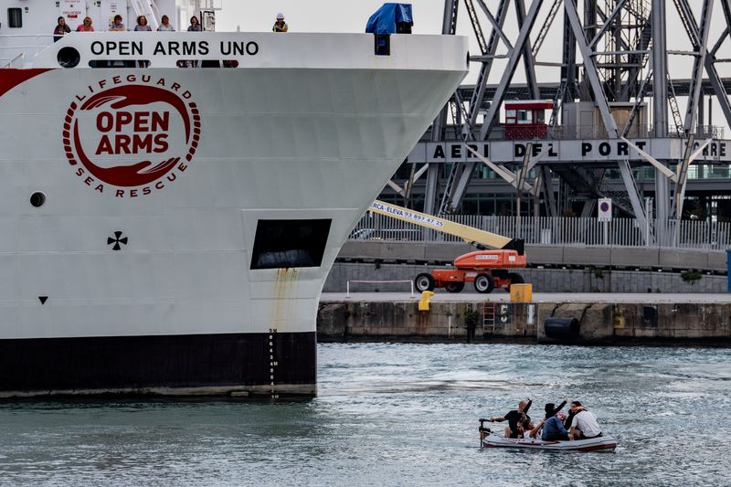 <div class='imageHoverDetail'>
             <p class='imageHoverTitle twoLineBreak'>Moment de l’espectacle de la Fura dels Baus amb una llanxa apropant-se al vai...</p>
             <p class='imageHoverAutor oneLineBreak'>Autor: Laura Guerrero</p>
             <button class='imageHoverBtn'>Mostra els detalls de la imatge <span class='sr-only'>Moment de l’espectacle de la Fura dels Baus amb una llanxa apropant-se al vai...</span></button>
             </div>