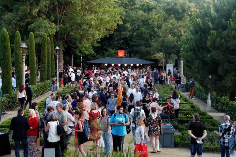 <div class='imageHoverDetail'>
             <p class='imageHoverTitle twoLineBreak'>Públic assistent a la representació inaugural al jardí d'accés al Teatre Grec</p>
             <p class='imageHoverAutor oneLineBreak'>Autor: Laura Guerrero</p>
             <button class='imageHoverBtn'>Mostra els detalls de la imatge <span class='sr-only'>Públic assistent a la representació inaugural al jardí d'accés al Teatre Grec</span></button>
             </div>