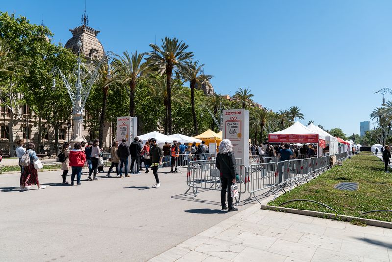 <div class='imageHoverDetail'>
             <p class='imageHoverTitle twoLineBreak'>Gent fa cua per entrar al recinte firal del passeig de Lluís Companys durant ...</p>
             <p class='imageHoverAutor oneLineBreak'>Autor: Mònica Moreno</p>
             <button class='imageHoverBtn'>Mostra els detalls de la imatge <span class='sr-only'>Gent fa cua per entrar al recinte firal del passeig de Lluís Companys durant ...</span></button>
             </div>