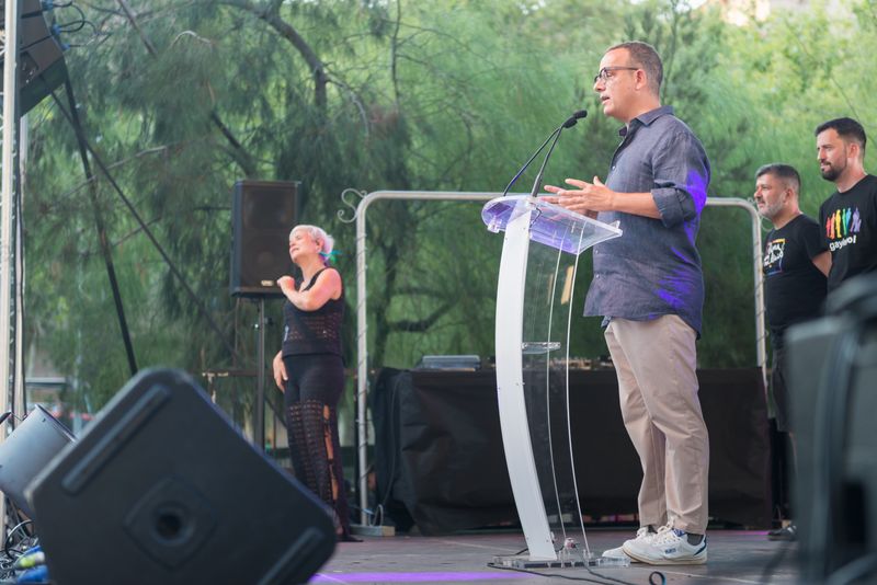 
             Àngel Llàcer intervenint en el pregó del Pride Barcelona 2025 i una traductor...
             Autor: Ceci Fimia
             Mostra els detalls de la imatge Àngel Llàcer intervenint en el pregó del Pride Barcelona 2025 i una traductor...
             