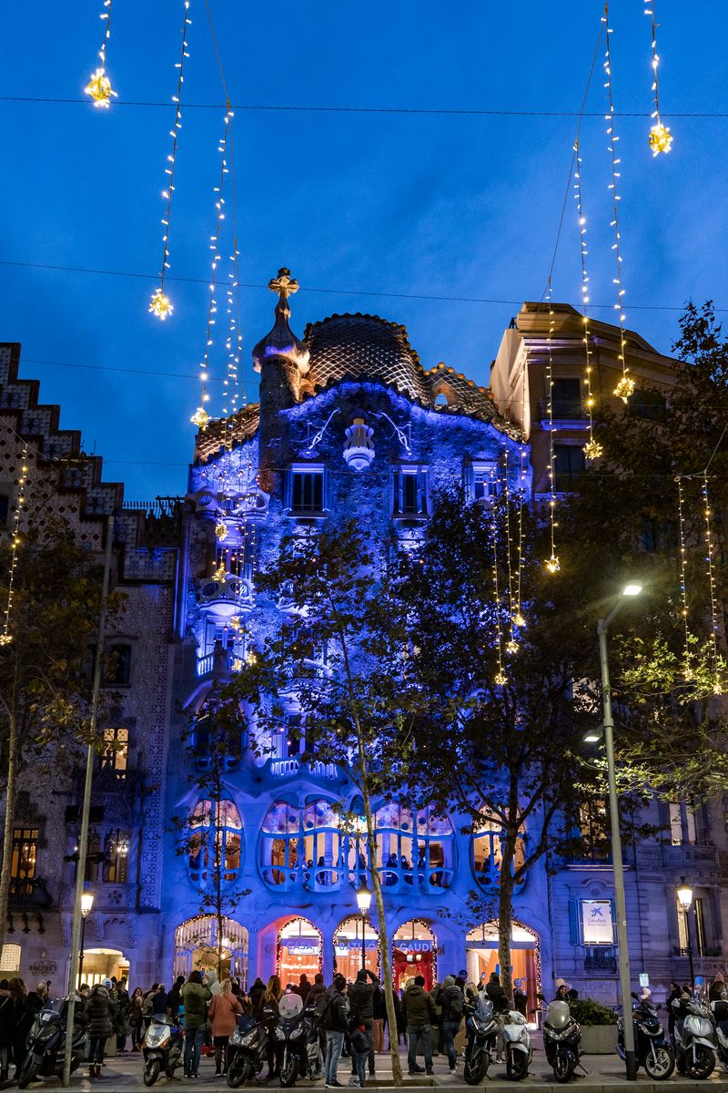 <div class='imageHoverDetail'>
             <p class='imageHoverTitle twoLineBreak'>Casa Batlló amb la façana il·luminada de blau, amb els llums de Nadal del car...</p>
             <p class='imageHoverAutor oneLineBreak'>Autor: Laura Guerrero</p>
             <button class='imageHoverBtn'>Mostra els detalls de la imatge <span class='sr-only'>Casa Batlló amb la façana il·luminada de blau, amb els llums de Nadal del car...</span></button>
             </div>