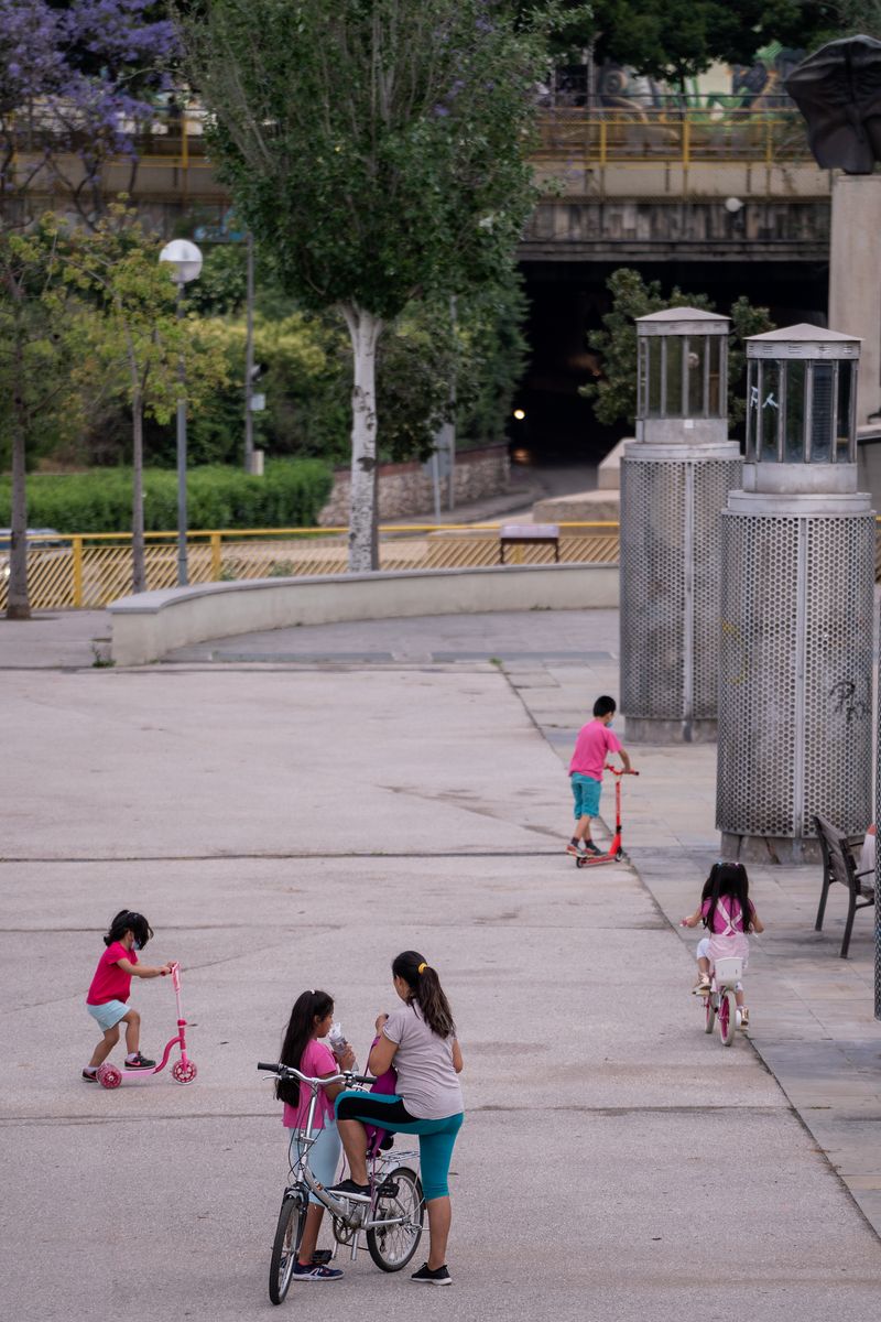 <div class='imageHoverDetail'>
             <p class='imageHoverTitle twoLineBreak'>Nens jugant i anant amb bicicleta i patinets per la rambla del Carmel</p>
             <p class='imageHoverAutor oneLineBreak'>Autor: Laura Guerrero</p>
             <button class='imageHoverBtn'>Mostra els detalls de la imatge <span class='sr-only'>Nens jugant i anant amb bicicleta i patinets per la rambla del Carmel</span></button>
             </div>