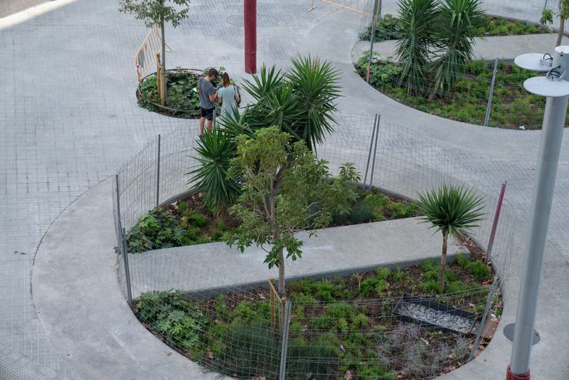 <div class='imageHoverDetail'>
             <p class='imageHoverTitle twoLineBreak'>Detall d'un dels parterres amb plantes i arbres del nou eix verd dels carrers...</p>
             <p class='imageHoverAutor oneLineBreak'>Autor: Àlex Losada</p>
             <button class='imageHoverBtn'>Mostra els detalls de la imatge <span class='sr-only'>Detall d'un dels parterres amb plantes i arbres del nou eix verd dels carrers...</span></button>
             </div>