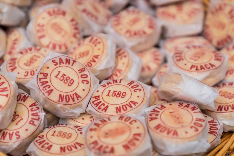 <div class='imageHoverDetail'>
             <p class='imageHoverTitle twoLineBreak'>Panellets de Sant Roc</p>
             <p class='imageHoverAutor oneLineBreak'>Autor: Marc Gómez</p>
             <button class='imageHoverBtn'>Mostra els detalls de la imatge <span class='sr-only'>Panellets de Sant Roc</span></button>
             </div>