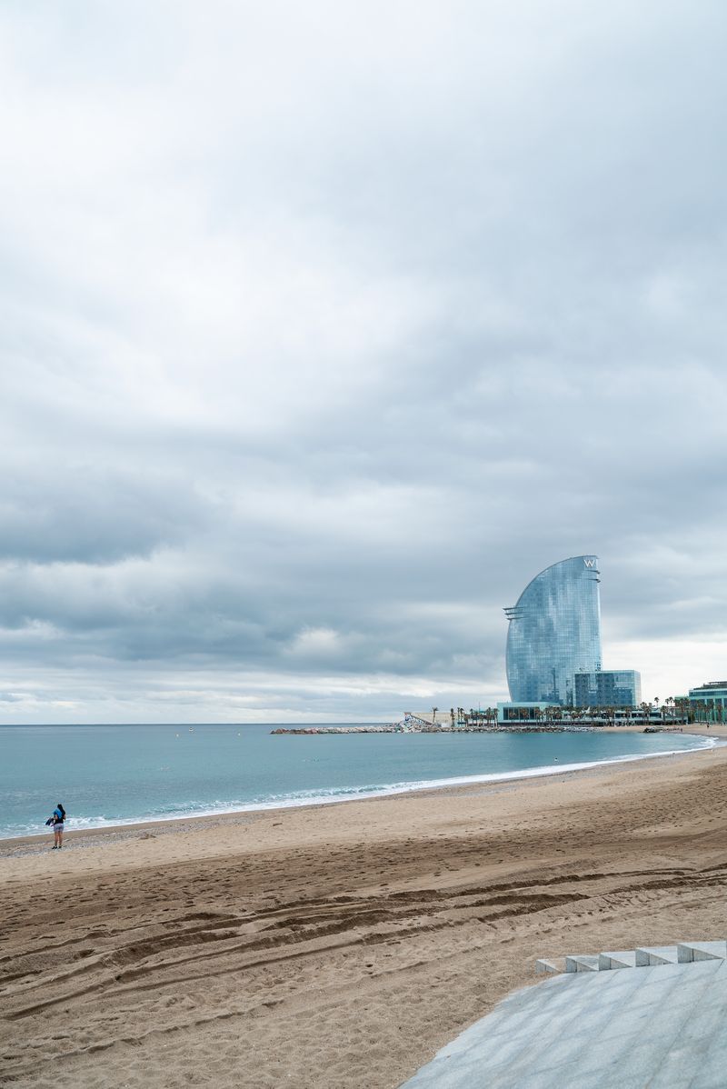 <div class='imageHoverDetail'>
             <p class='imageHoverTitle twoLineBreak'>Vista de la platja de Sant Miquel un dia ennuvolat amb poca gent a la platja</p>
             <p class='imageHoverAutor oneLineBreak'>Autor: Clara Soler Chopo</p>
             <button class='imageHoverBtn'>Mostra els detalls de la imatge <span class='sr-only'>Vista de la platja de Sant Miquel un dia ennuvolat amb poca gent a la platja</span></button>
             </div>