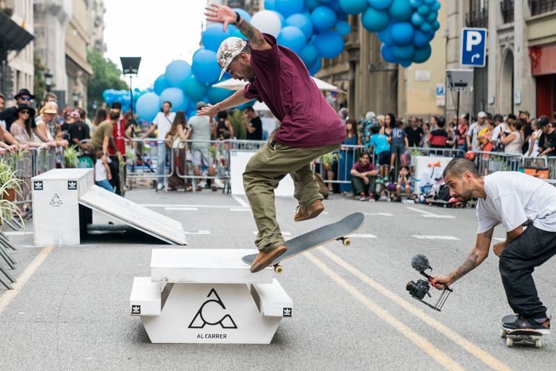 
             Mercè Respira. Joves practicant skate board
             Autor: Carlota Serarols
             Mostra els detalls de la imatge Mercè Respira. Joves practicant skate board
             