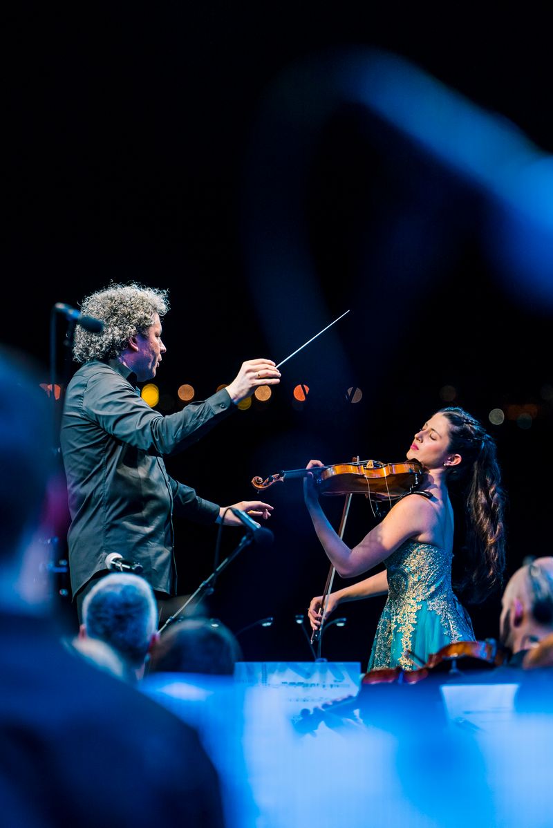 <div class='imageHoverDetail'>
             <p class='imageHoverTitle twoLineBreak'>Gustavo Dudamel dirigeix l'orquestra al concert de "Clàssica a la platja" sot...</p>
             <p class='imageHoverAutor oneLineBreak'>Autor: Elena Pastor</p>
             <button class='imageHoverBtn'>Mostra els detalls de la imatge <span class='sr-only'>Gustavo Dudamel dirigeix l'orquestra al concert de "Clàssica a la platja" sot...</span></button>
             </div>