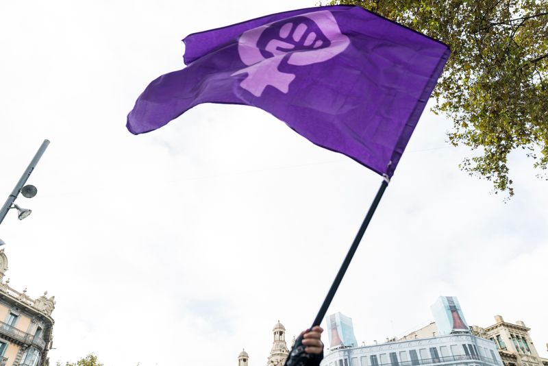 <div class='imageHoverDetail'>
             <p class='imageHoverTitle twoLineBreak'>Bandera reivindicativa de la lluita pels drets de les dones</p>
             <p class='imageHoverAutor oneLineBreak'>Autor: Marc Gómez</p>
             <button class='imageHoverBtn'>Mostra els detalls de la imatge <span class='sr-only'>Bandera reivindicativa de la lluita pels drets de les dones</span></button>
             </div>