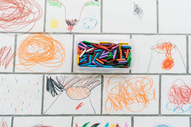 <div class='imageHoverDetail'>
             <p class='imageHoverTitle twoLineBreak'>Ceres de "Plastidecor" sobre els dibuixos</p>
             <p class='imageHoverAutor oneLineBreak'>Autor: Marc Gómez</p>
             <button class='imageHoverBtn'>Mostra els detalls de la imatge <span class='sr-only'>Ceres de "Plastidecor" sobre els dibuixos</span></button>
             </div>