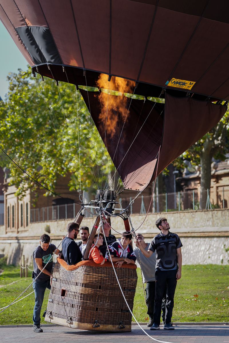 
             Un globus aerostàtic, carregat amb uns joves, els moments previs a fer enlair...
             Autor: Laura Guerrero
             Mostra els detalls de la imatge Un globus aerostàtic, carregat amb uns joves, els moments previs a fer enlair...
             