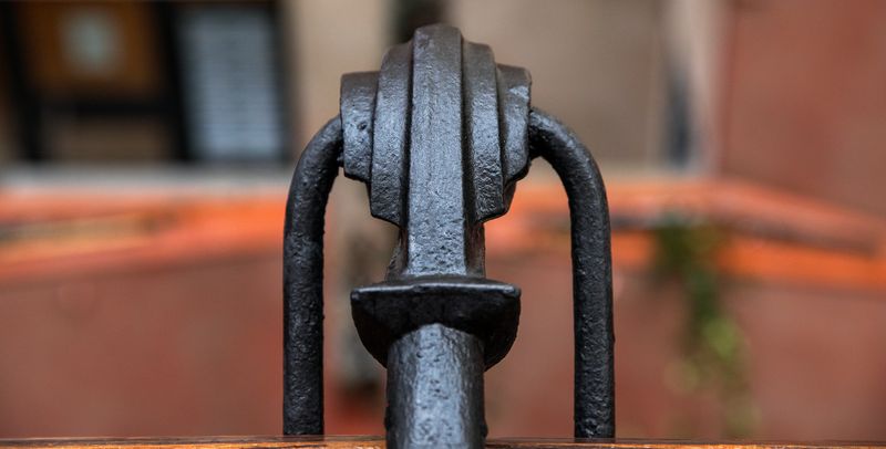 <div class='imageHoverDetail'>
             <p class='imageHoverTitle twoLineBreak'>Casa Vicens. Elements de forja</p>
             <p class='imageHoverAutor oneLineBreak'>Autor: Pepe Navarro</p>
             <button class='imageHoverBtn'>Mostra els detalls de la imatge <span class='sr-only'>Casa Vicens. Elements de forja</span></button>
             </div>