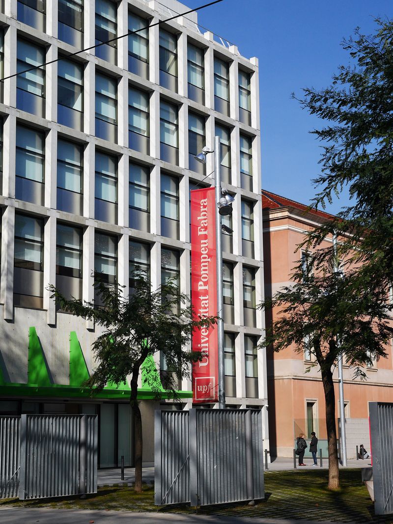 <div class='imageHoverDetail'>
             <p class='imageHoverTitle twoLineBreak'>Campus de la Ciutadella de la UPF. Edificis Mercè Rodoreda i Jaume I</p>
             <p class='imageHoverAutor oneLineBreak'>Autor: Vicente Zambrano González</p>
             <button class='imageHoverBtn'>Mostra els detalls de la imatge <span class='sr-only'>Campus de la Ciutadella de la UPF. Edificis Mercè Rodoreda i Jaume I</span></button>
             </div>