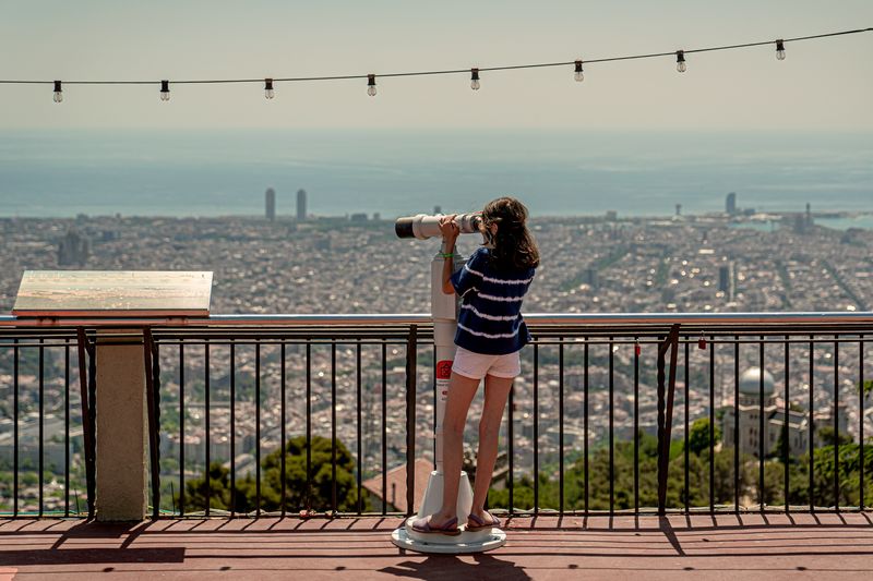 
             Una niña mira por el telescopio del parque de atracciones del Tibidabo las vi...
             Autor: Laura Guerrero
             Ver los detalles de la imagen Una niña mira por el telescopio del parque de atracciones del Tibidabo las vi...
             