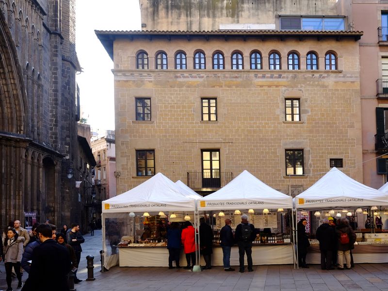 <div class='imageHoverDetail'>
             <p class='imageHoverTitle twoLineBreak'>Casa de la Confraria de la Puríssima Sang. Plaça del Pi, 1. Fira</p>
             <p class='imageHoverAutor oneLineBreak'>Autor: Vicente Zambrano González</p>
             <button class='imageHoverBtn'>Mostra els detalls de la imatge <span class='sr-only'>Casa de la Confraria de la Puríssima Sang. Plaça del Pi, 1. Fira</span></button>
             </div>