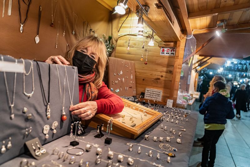 <div class='imageHoverDetail'>
             <p class='imageHoverTitle twoLineBreak'>Una venedora col·loca el seu gènere de joies en una de les parades de la Fira...</p>
             <p class='imageHoverAutor oneLineBreak'>Autor: Laura Guerrero</p>
             <button class='imageHoverBtn'>Mostra els detalls de la imatge <span class='sr-only'>Una venedora col·loca el seu gènere de joies en una de les parades de la Fira...</span></button>
             </div>