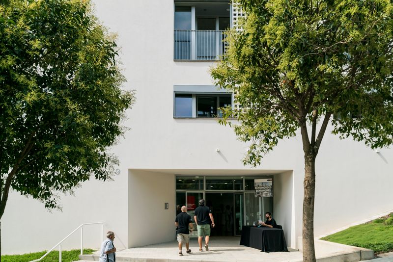 <div class='imageHoverDetail'>
             <p class='imageHoverTitle twoLineBreak'>Accés als Habitatges amb serveis per a gent gran Quatre Camins</p>
             <p class='imageHoverAutor oneLineBreak'>Autor: Goroka (Empresa)</p>
             <button class='imageHoverBtn'>Mostra els detalls de la imatge <span class='sr-only'>Accés als Habitatges amb serveis per a gent gran Quatre Camins</span></button>
             </div>