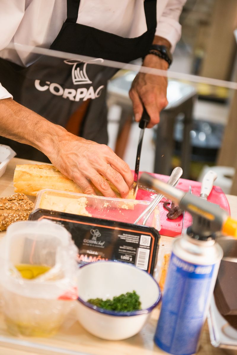 
             Detalle de las manos de un hombre trabajando en una cocina de la Feria Alimen...
             Autor: Ceci Fimia
             Ver los detalles de la imagen Detalle de las manos de un hombre trabajando en una cocina de la Feria Alimen...
             