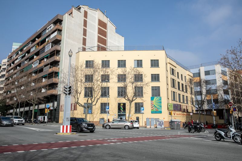 <div class='imageHoverDetail'>
             <p class='imageHoverTitle twoLineBreak'>Voltants i entorns de l'Escola Sagrada Família en un xamfrà del carrer del Co...</p>
             <p class='imageHoverAutor oneLineBreak'>Autor: Edu Bayer</p>
             <button class='imageHoverBtn'>Mostra els detalls de la imatge <span class='sr-only'>Voltants i entorns de l'Escola Sagrada Família en un xamfrà del carrer del Co...</span></button>
             </div>