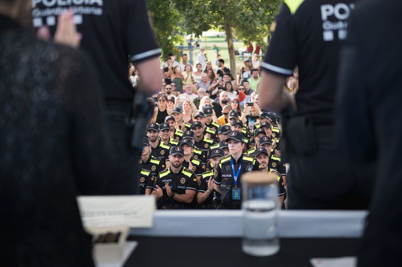 <div class='imageHoverDetail'>
             <p class='imageHoverTitle twoLineBreak'>Grup de policies municipals en l’esdeveniment de la presa de possessió del se...</p>
             <p class='imageHoverAutor oneLineBreak'>Autor: Ceci Fimia</p>
             <button class='imageHoverBtn'>Mostra els detalls de la imatge <span class='sr-only'>Grup de policies municipals en l’esdeveniment de la presa de possessió del se...</span></button>
             </div>