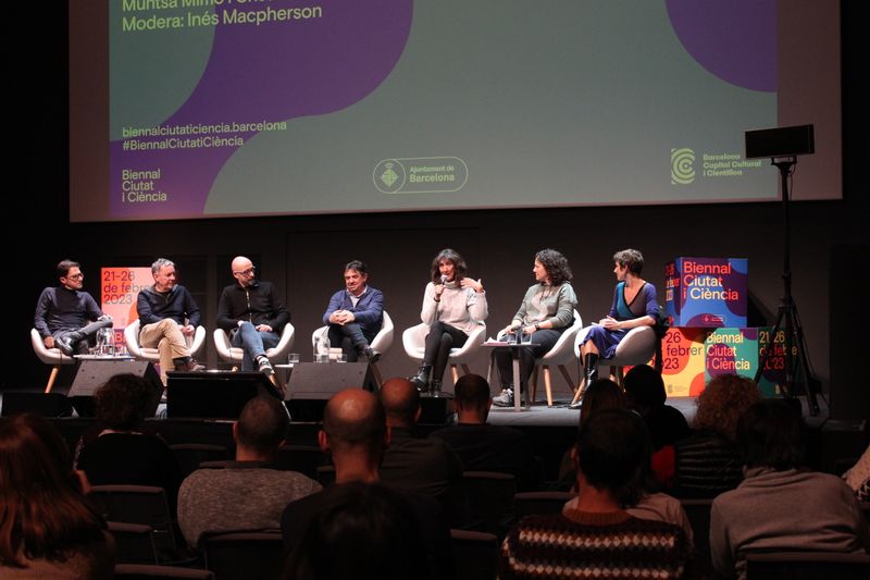 <div class='imageHoverDetail'>
             <p class='imageHoverTitle twoLineBreak'>Òscar Vilarroya, Salvador Macip, Martí Domínguez, Toni Pou, Muntsa Mimó, Cris...</p>
             <p class='imageHoverAutor oneLineBreak'>Autor: Ariadna Martínez</p>
             <button class='imageHoverBtn'>Mostra els detalls de la imatge <span class='sr-only'>Òscar Vilarroya, Salvador Macip, Martí Domínguez, Toni Pou, Muntsa Mimó, Cris...</span></button>
             </div>