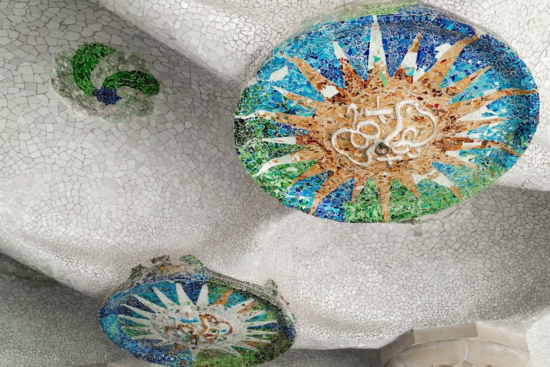 <div class='imageHoverDetail'>
             <p class='imageHoverTitle twoLineBreak'>Plafons de trencadís ceràmic dissenyats per Josep M. Jujol per al sostre de l...</p>
             <p class='imageHoverAutor oneLineBreak'>Autor: Mònica Moreno</p>
             <button class='imageHoverBtn'>Mostra els detalls de la imatge <span class='sr-only'>Plafons de trencadís ceràmic dissenyats per Josep M. Jujol per al sostre de l...</span></button>
             </div>