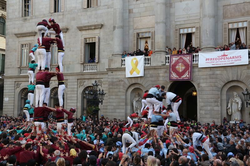 <div class='imageHoverDetail'>
             <p class='imageHoverTitle twoLineBreak'>Castells simultanis de diverses colles</p>
             <p class='imageHoverAutor oneLineBreak'>Autor: Laura Llach</p>
             <button class='imageHoverBtn'>Mostra els detalls de la imatge <span class='sr-only'>Castells simultanis de diverses colles</span></button>
             </div>