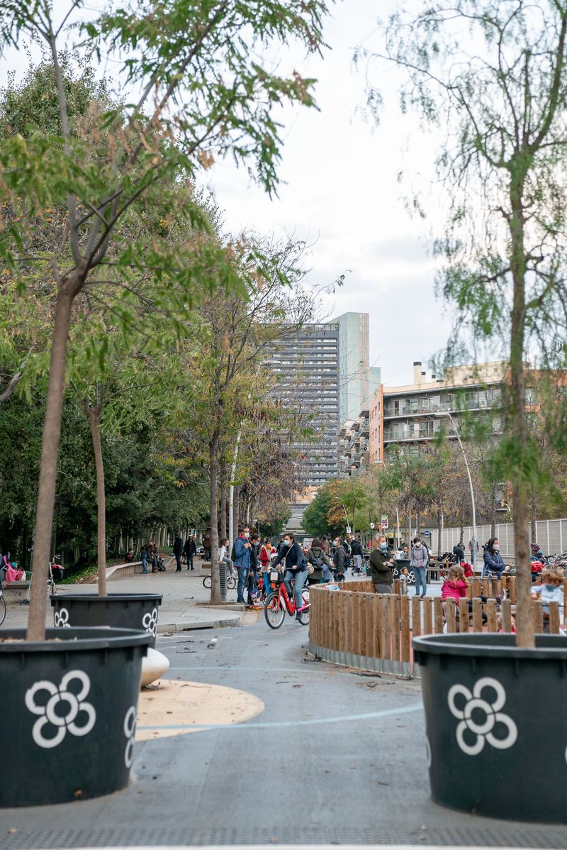 <div class='imageHoverDetail'>
             <p class='imageHoverTitle twoLineBreak'>Zona de la superilla del Poblenou delimitada per unes jardineres amb una àrea...</p>
             <p class='imageHoverAutor oneLineBreak'>Autor: Clara Soler Chopo</p>
             <button class='imageHoverBtn'>Mostra els detalls de la imatge <span class='sr-only'>Zona de la superilla del Poblenou delimitada per unes jardineres amb una àrea...</span></button>
             </div>